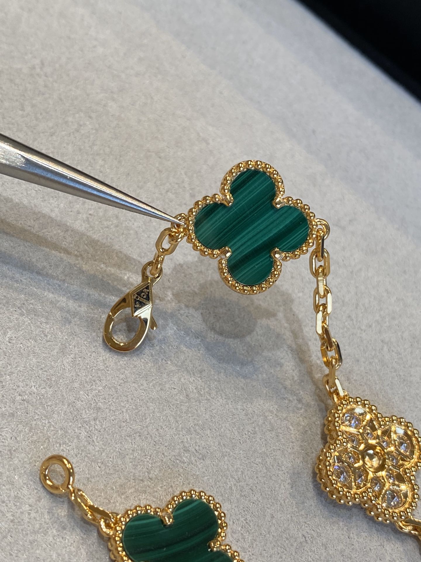 1.Alhambra Malachite 5 motifs Bracelet with Diamonds