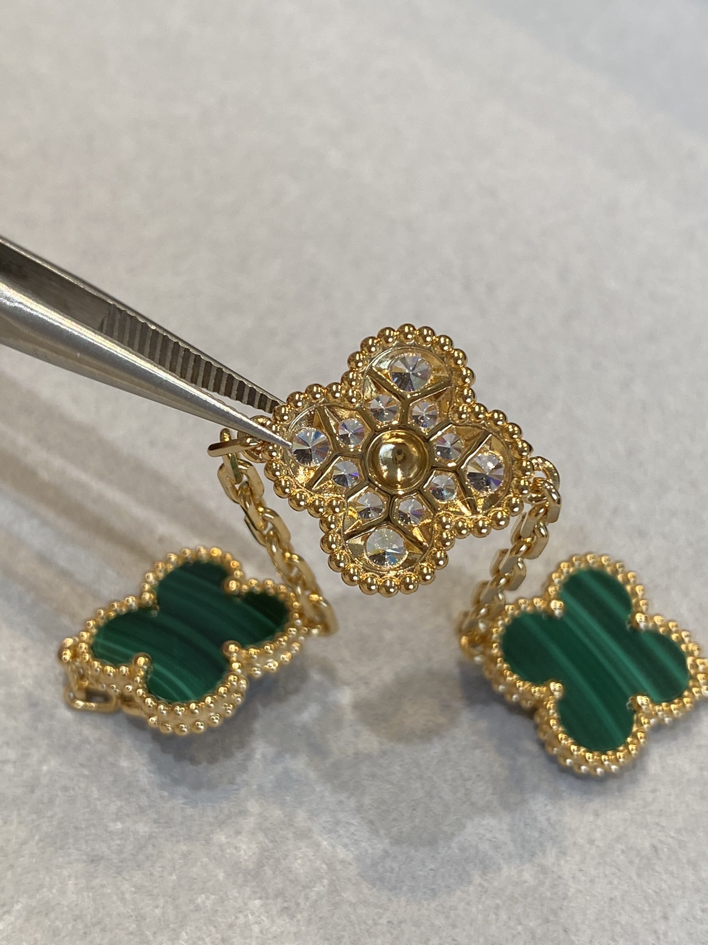 1.Alhambra Malachite 5 motifs Bracelet with Diamonds
