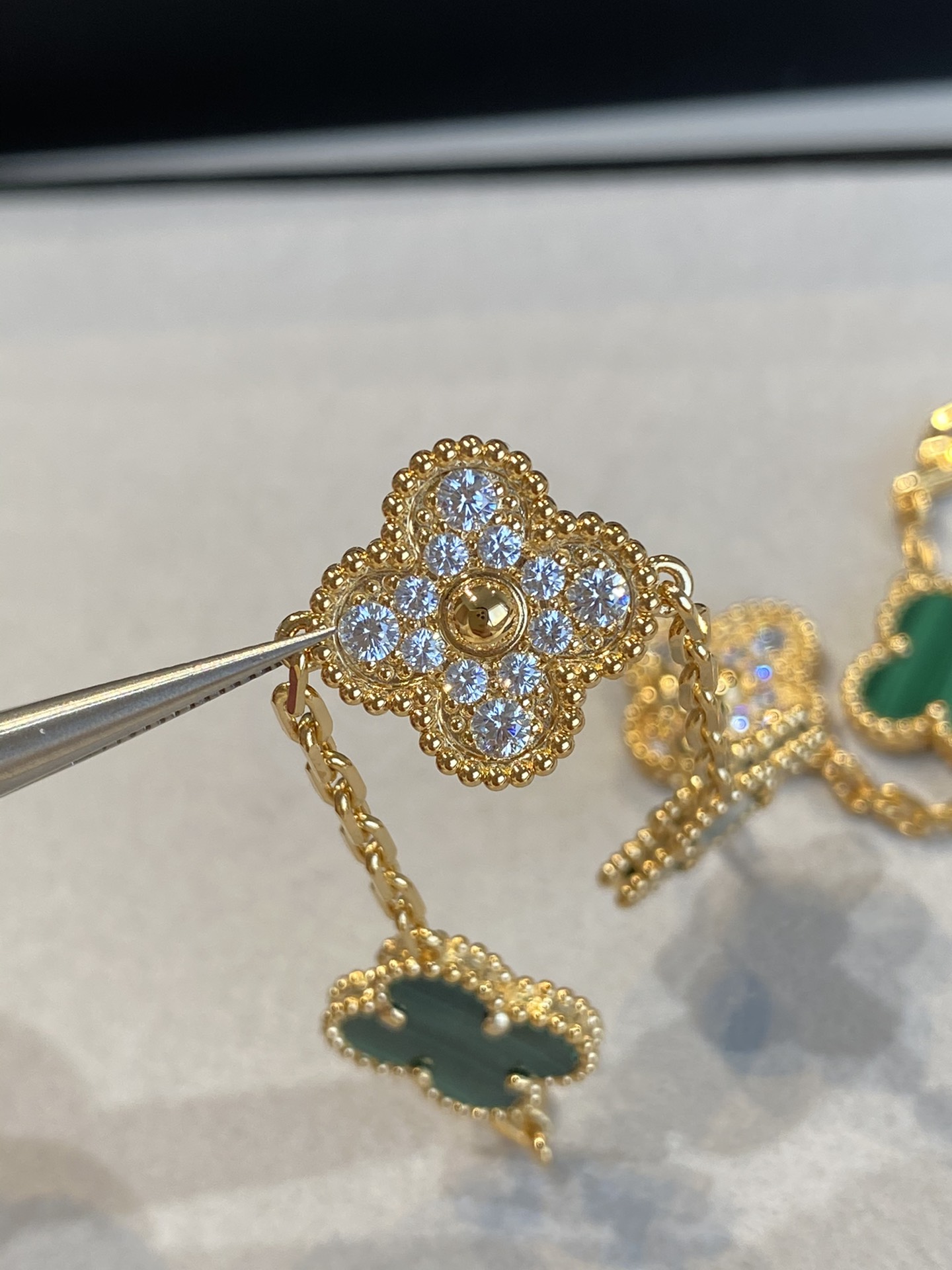 1.Alhambra Malachite 5 motifs Bracelet with Diamonds