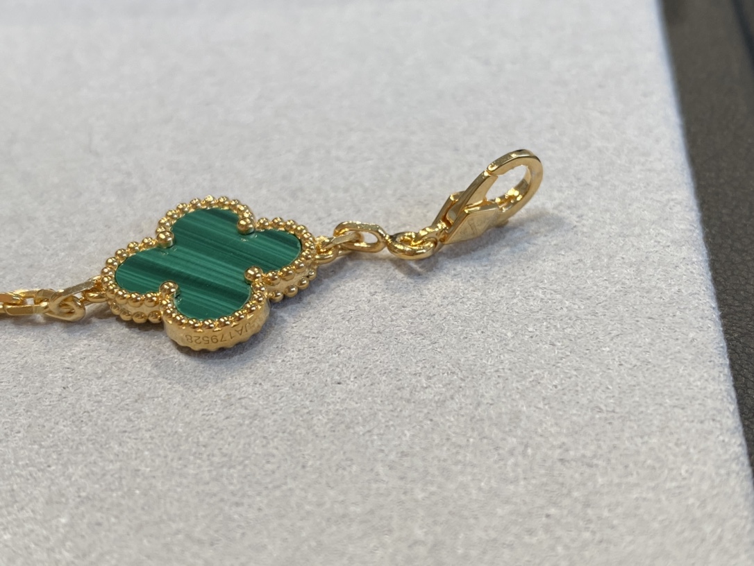 1.Alhambra Malachite 5 motifs Bracelet with Diamonds