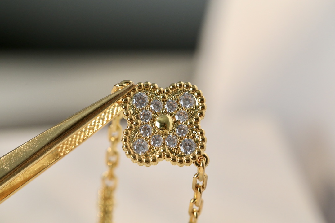 1.Alhambra Pink Mother-of-pearl 5 motifs Bracelet with Diamonds