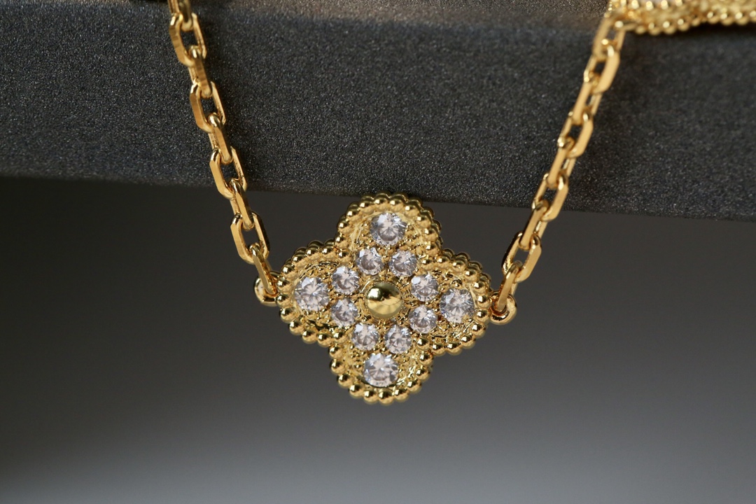 1.Alhambra Pink Mother-of-pearl 5 motifs Bracelet with Diamonds