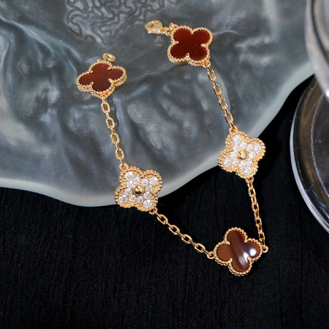1.Alhambra Red Carnelian 5 motifs Bracelet with Diamonds