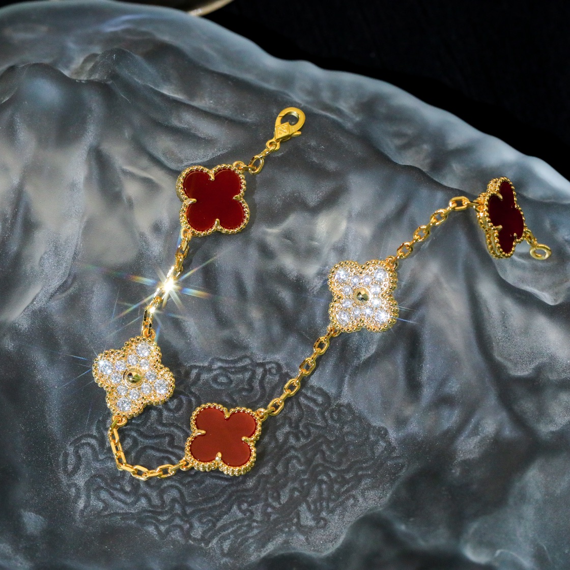 1.Alhambra Red Carnelian 5 motifs Bracelet with Diamonds