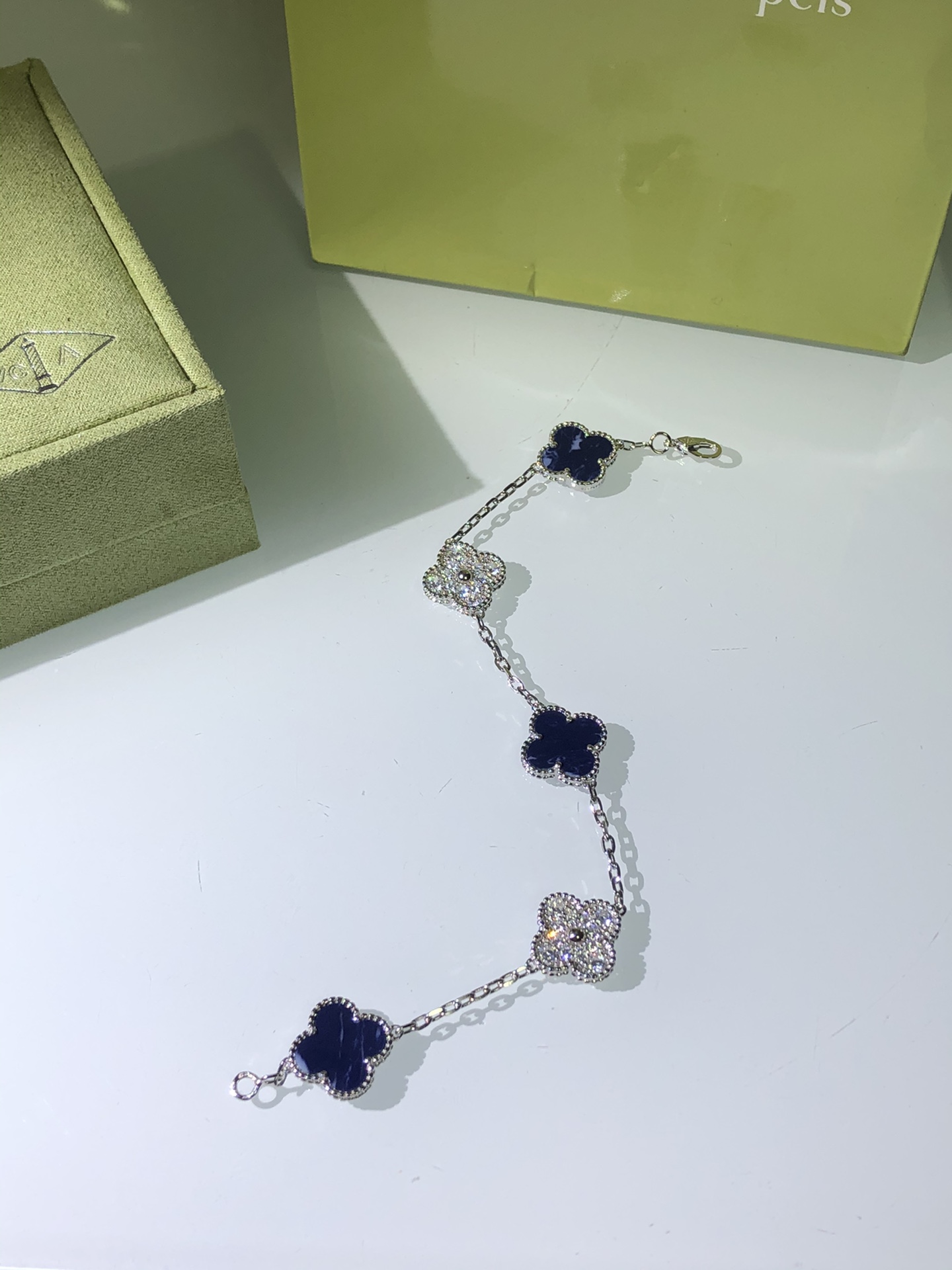1.Alhambra Peter Stone 5 motifs Bracelet with Diamonds