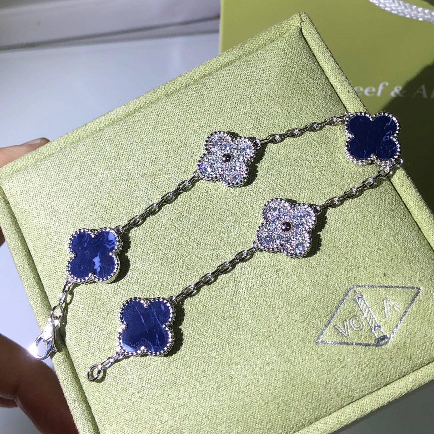 1.Alhambra Peter Stone 5 motifs Bracelet with Diamonds