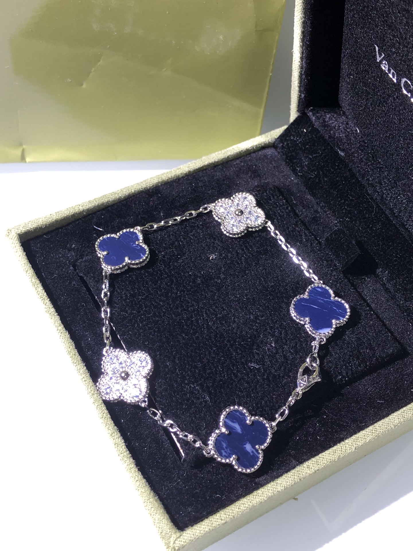 1.Alhambra Peter Stone 5 motifs Bracelet with Diamonds