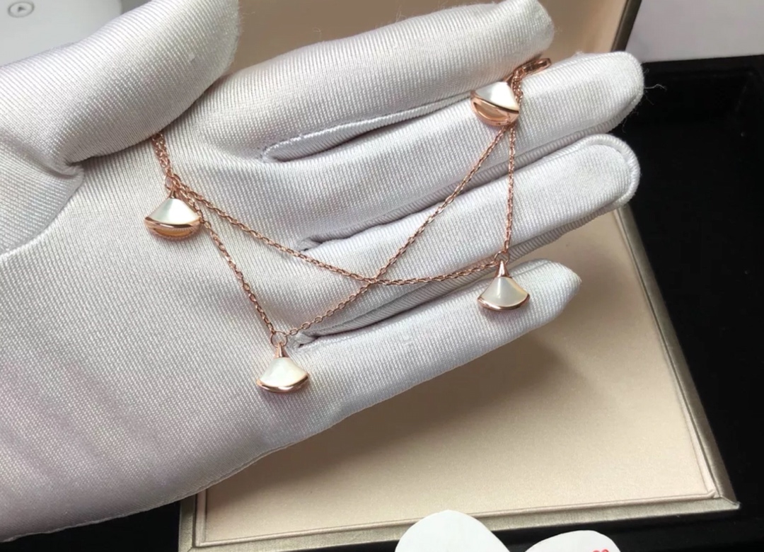 4 Pendants White Skirt Bracelet