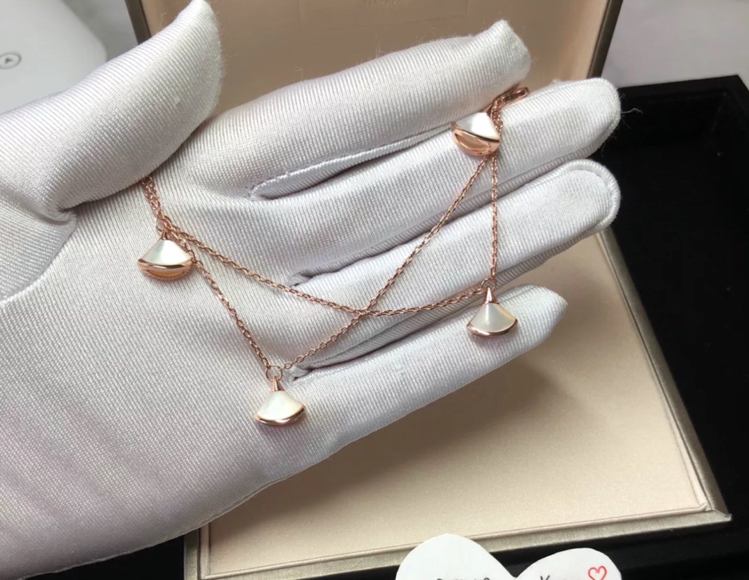 4 Pendants White Skirt Bracelet