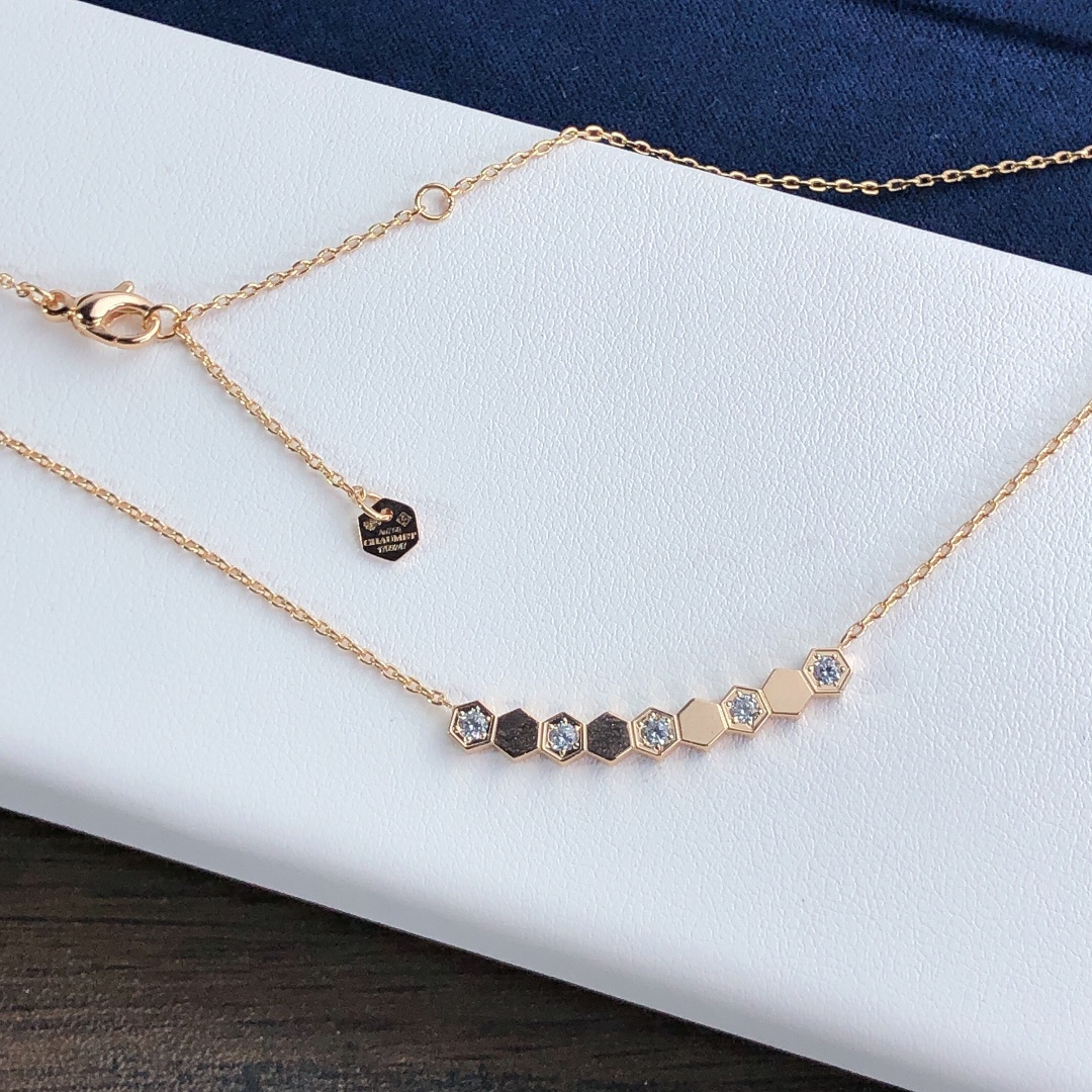 Bee Round Necklace with Diamonds