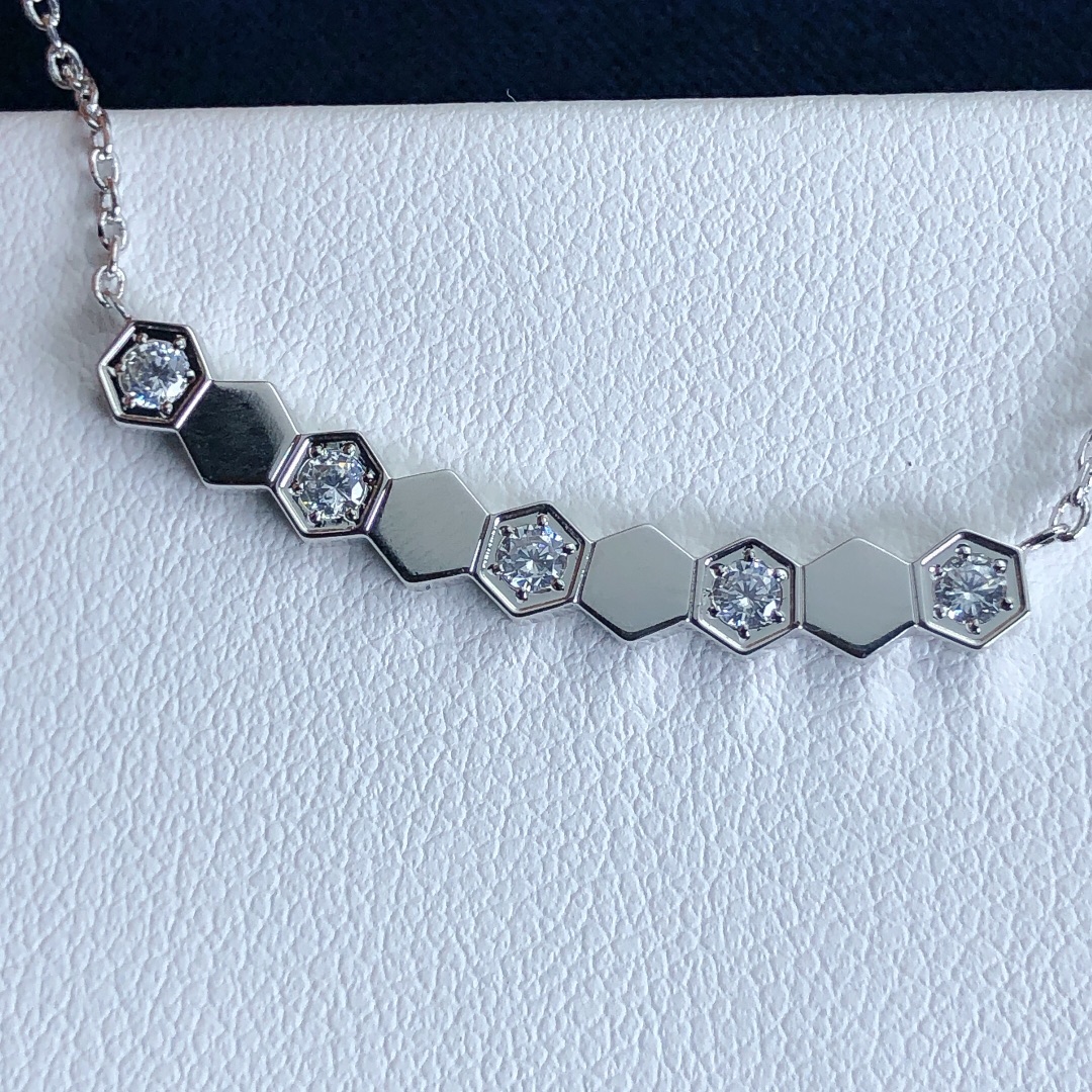 Bee Round Necklace with Diamonds