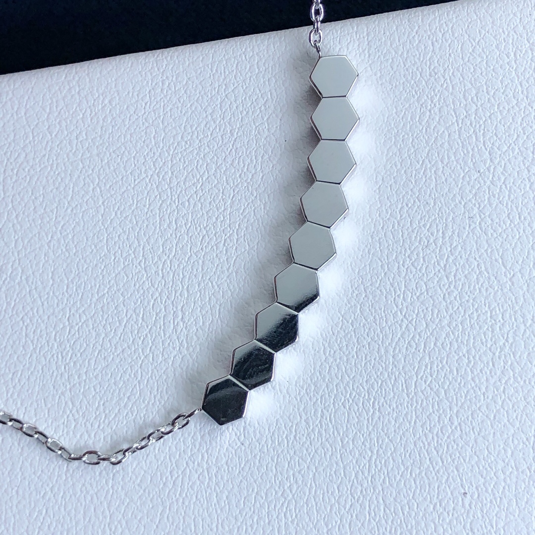 Bee Round Necklace with Diamonds