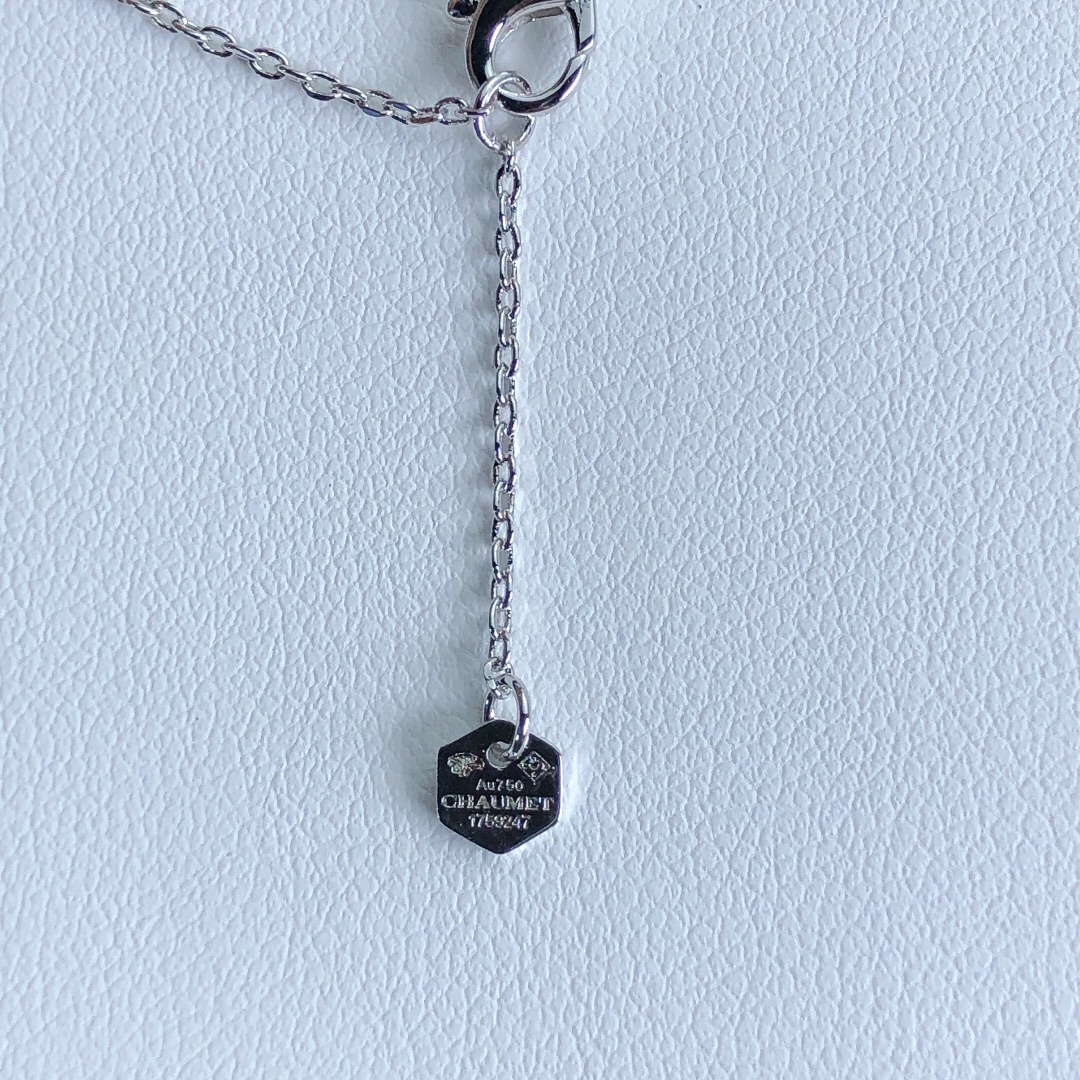 Bee Round Necklace with Diamonds