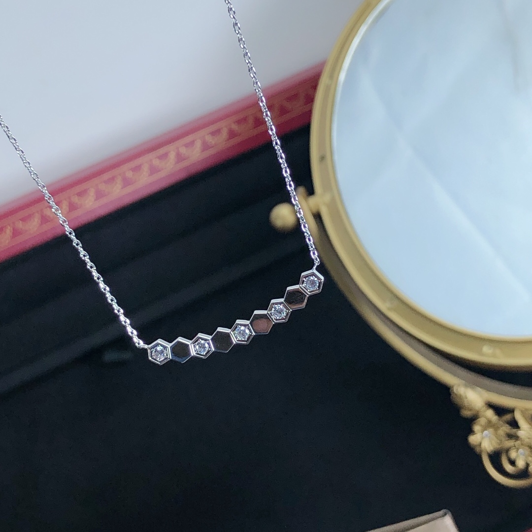 Bee Round Necklace with Diamonds