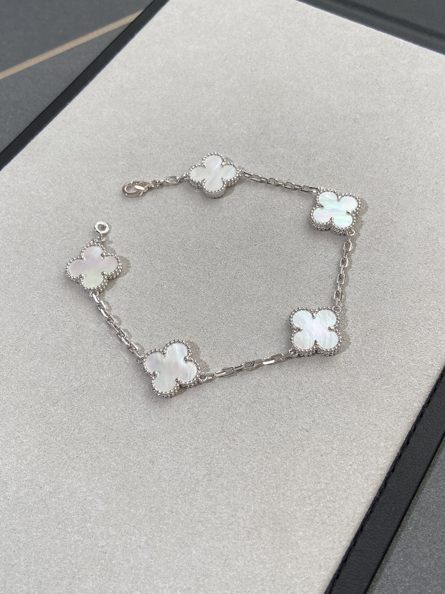 1.Alhambra Mother-of-pearl 5 motifs Bracelet