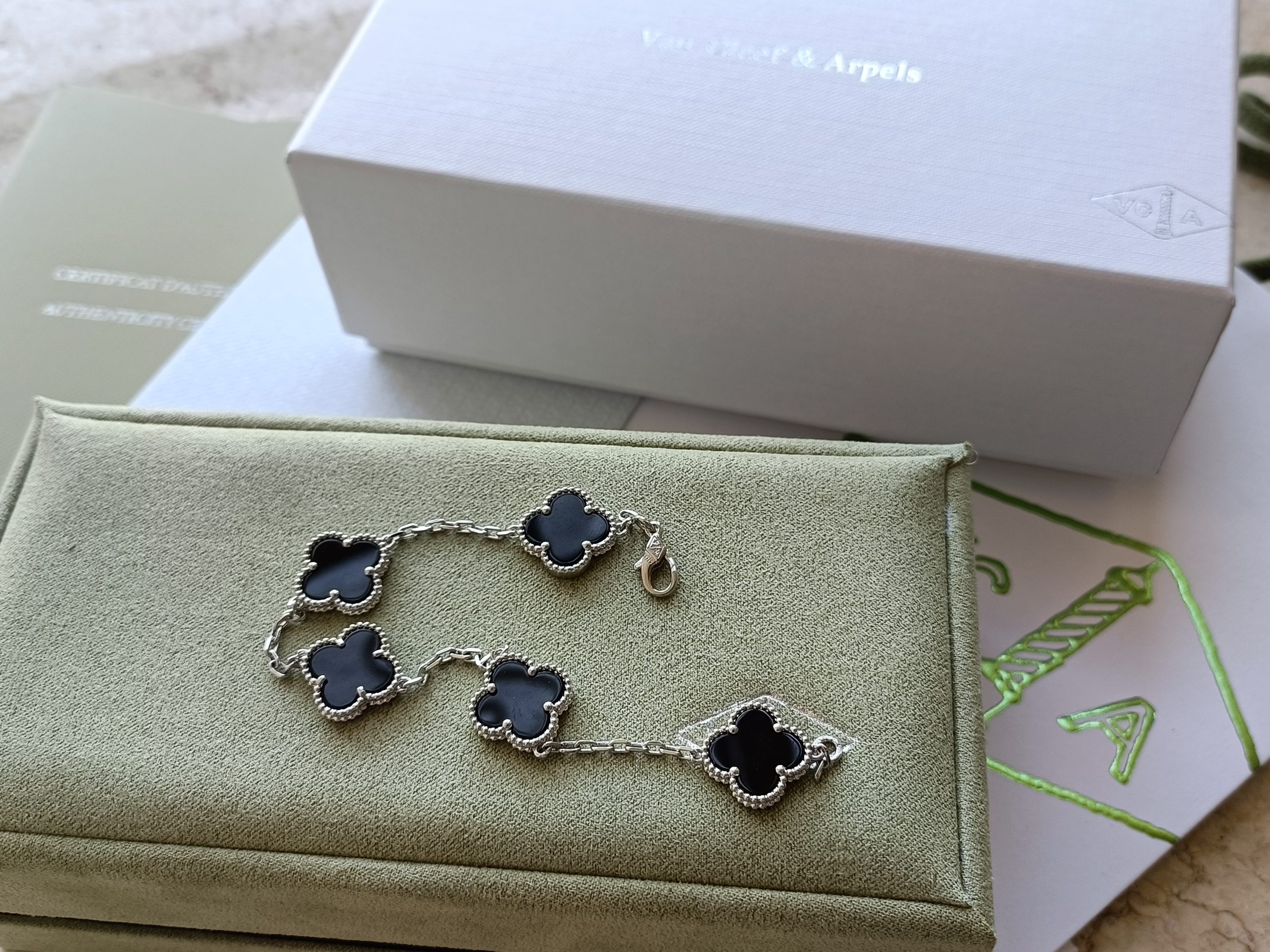1.Alhambra Black Onyx 5 motifs Bracelet