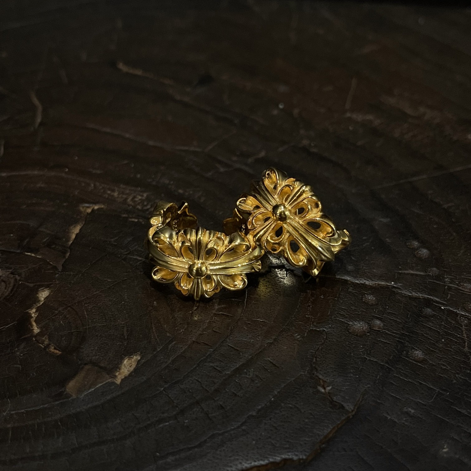 Gold and stone fleur-de-lis Ring