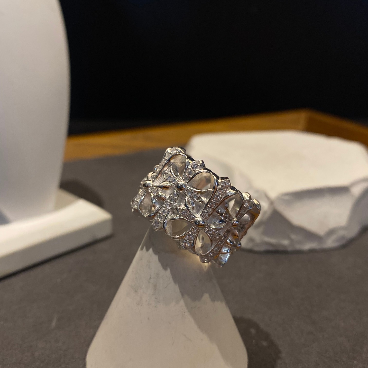 Round Tomb Ring with Stones