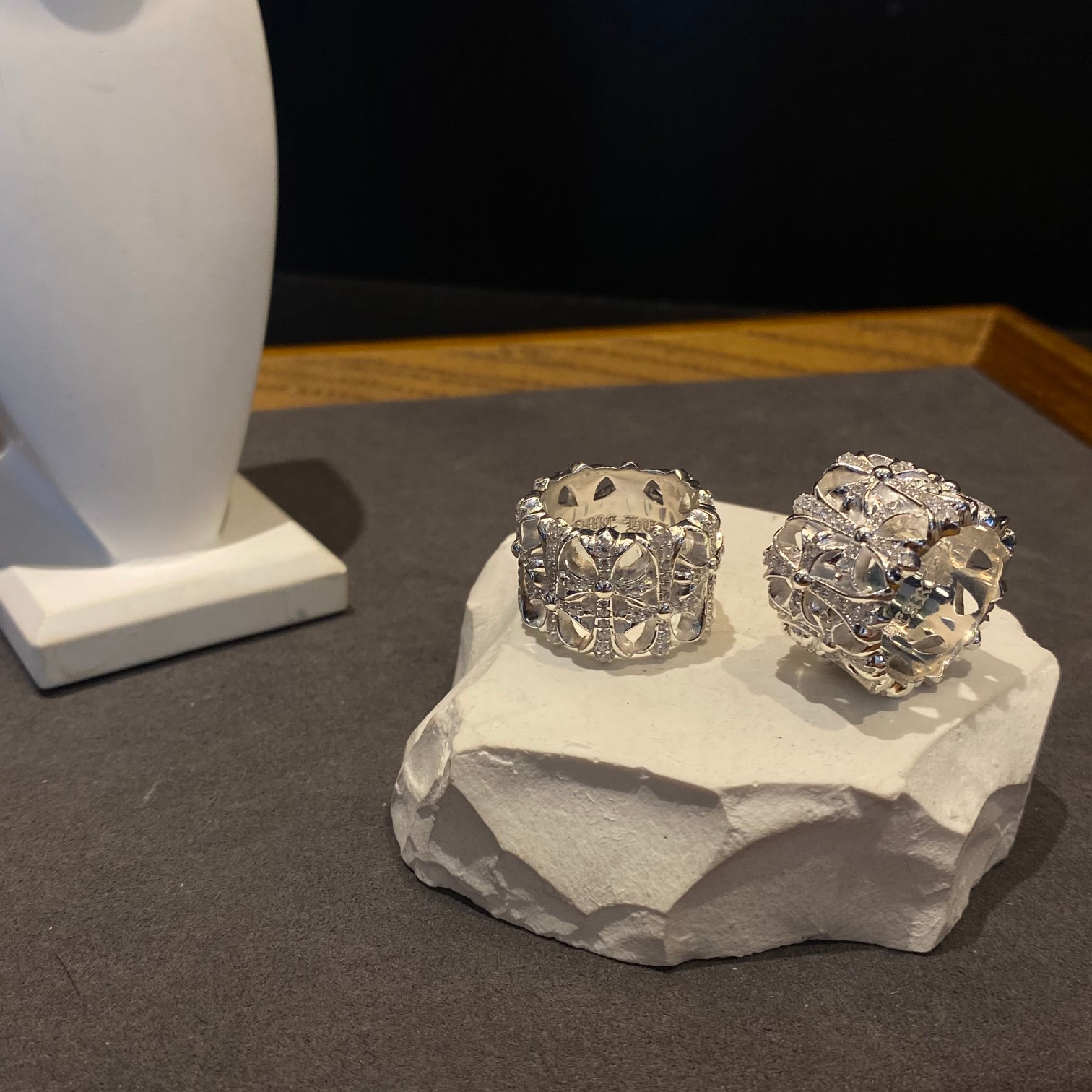 Round Tomb Ring with Stones