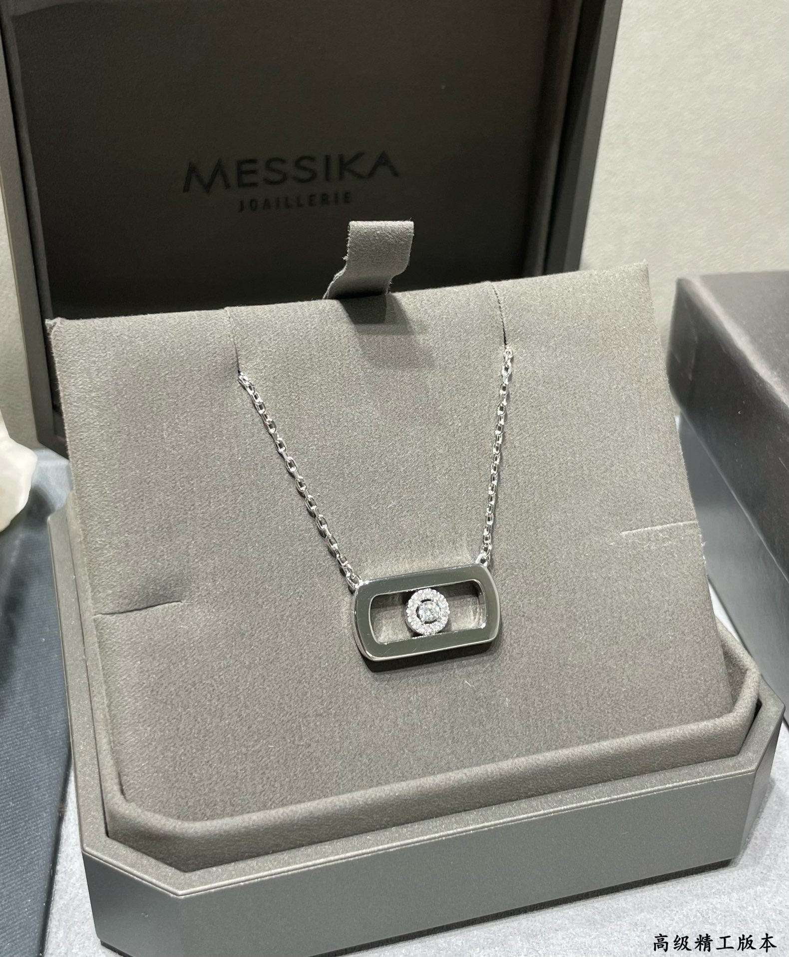 Move Necklace with One Big Diamond