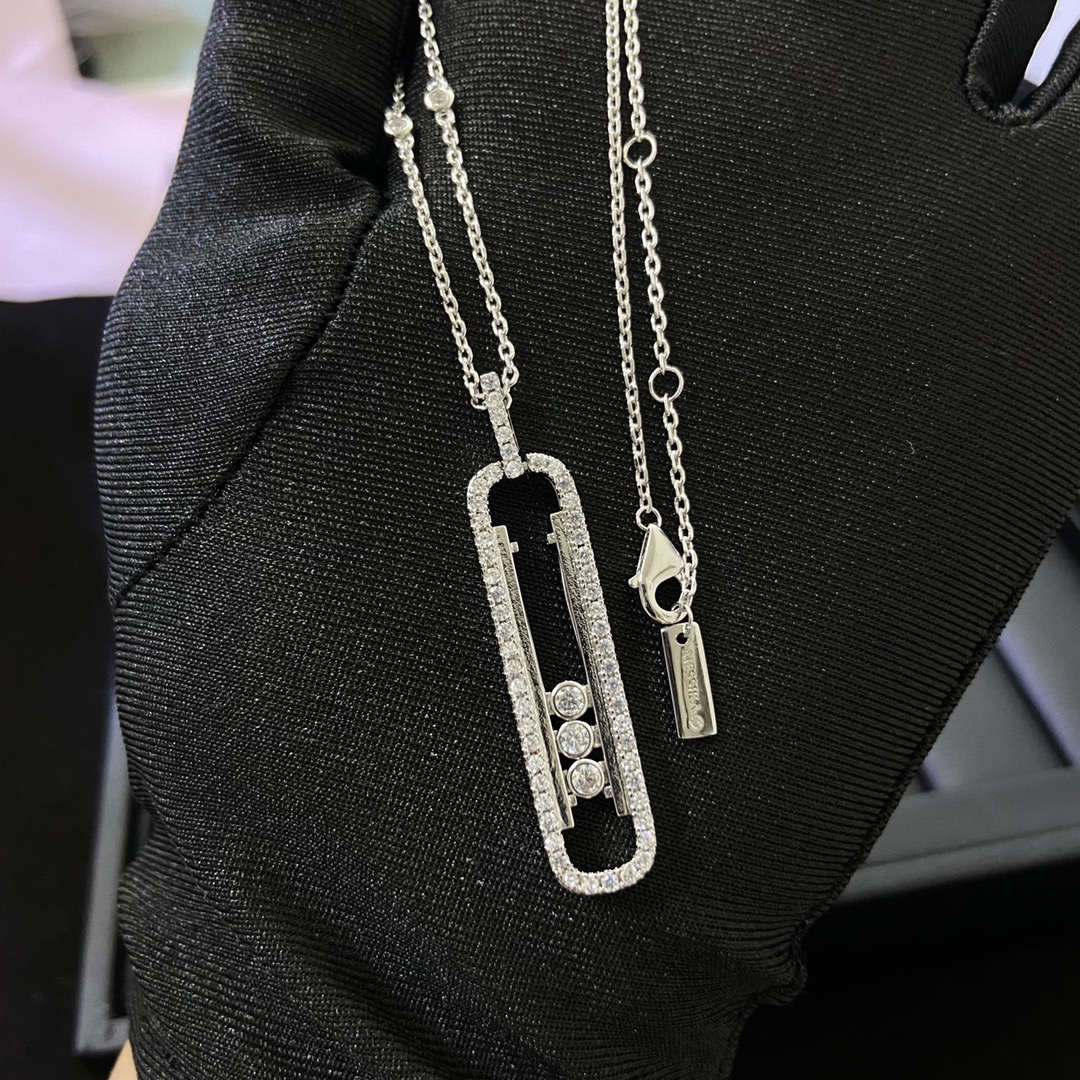 Move Necklace with Three Big Diamonds