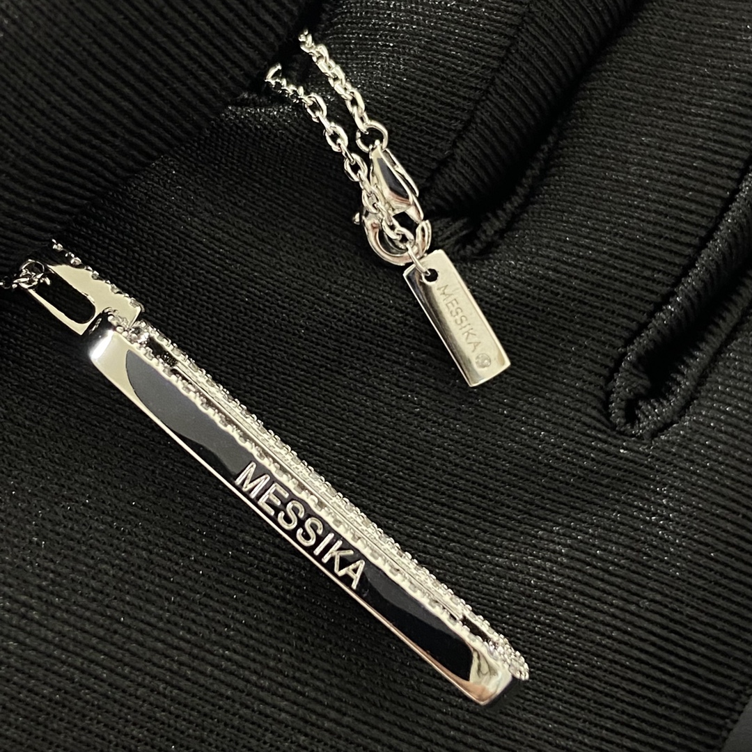 Move Necklace with Three Big Diamonds
