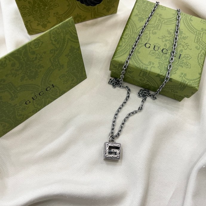 Square G necklace