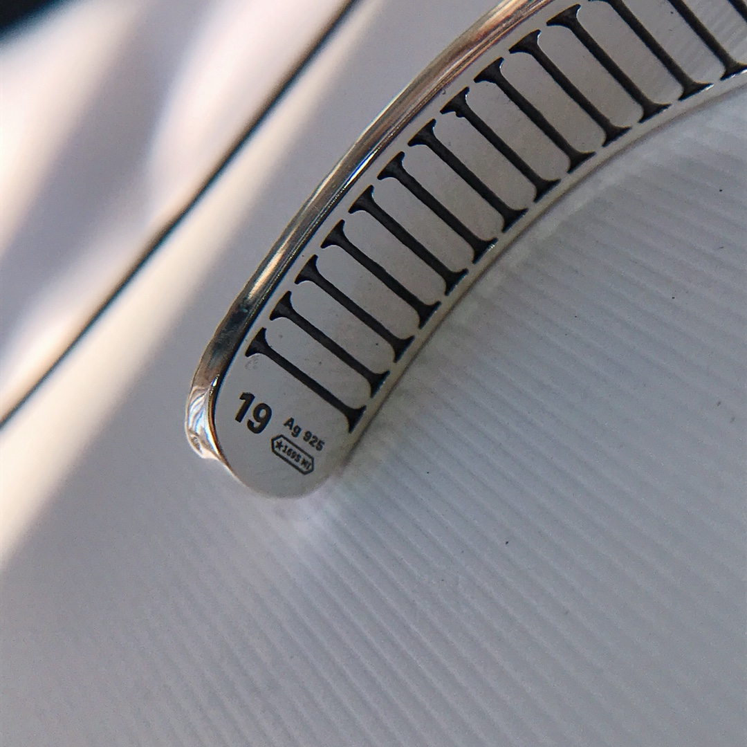 Double G Engraved Bracelet