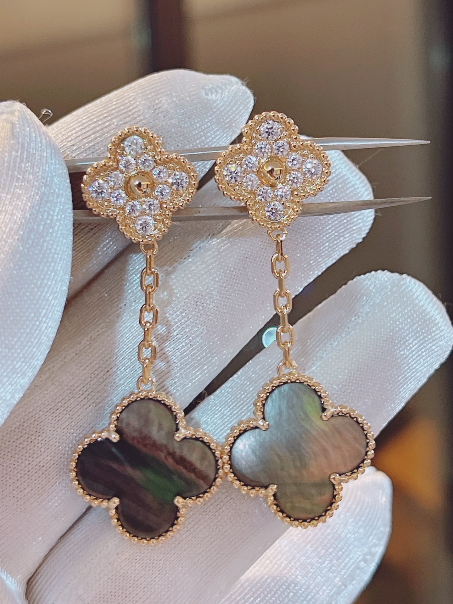 Alhambra 2 Motif Grey Mother-of-Pearl Earrings with Full Diamonds