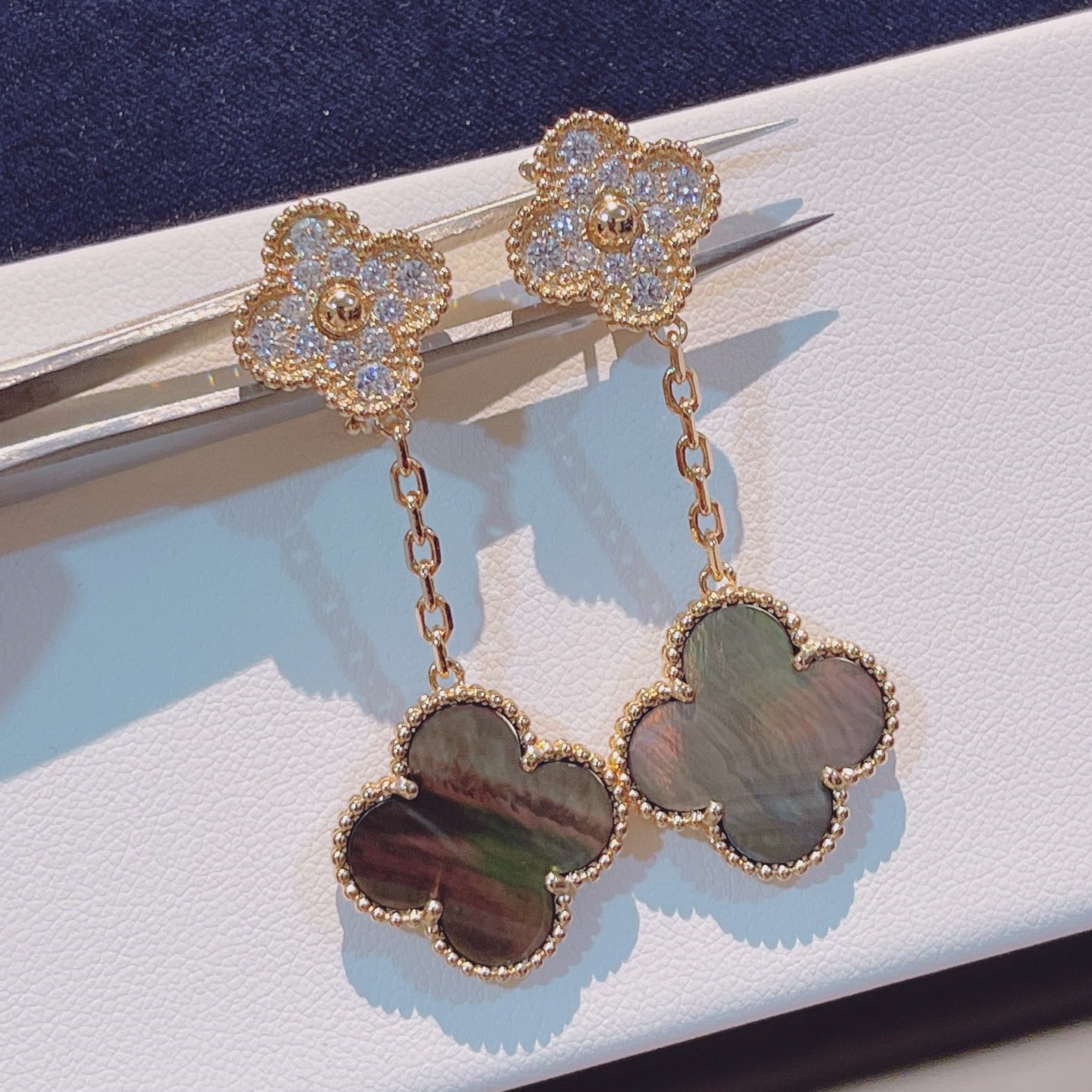 Alhambra 2 Motif Grey Mother-of-Pearl Earrings with Full Diamonds