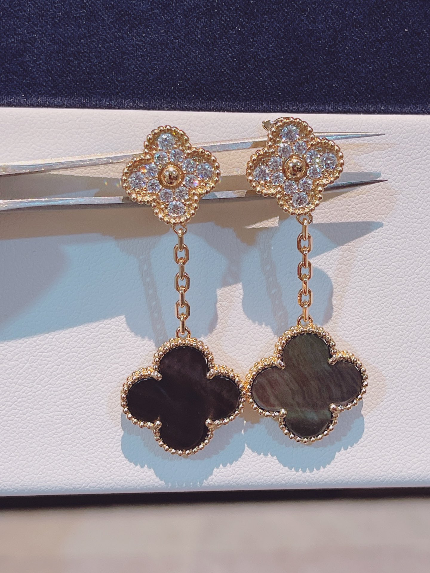 Alhambra 2 Motif Grey Mother-of-Pearl Earrings with Full Diamonds
