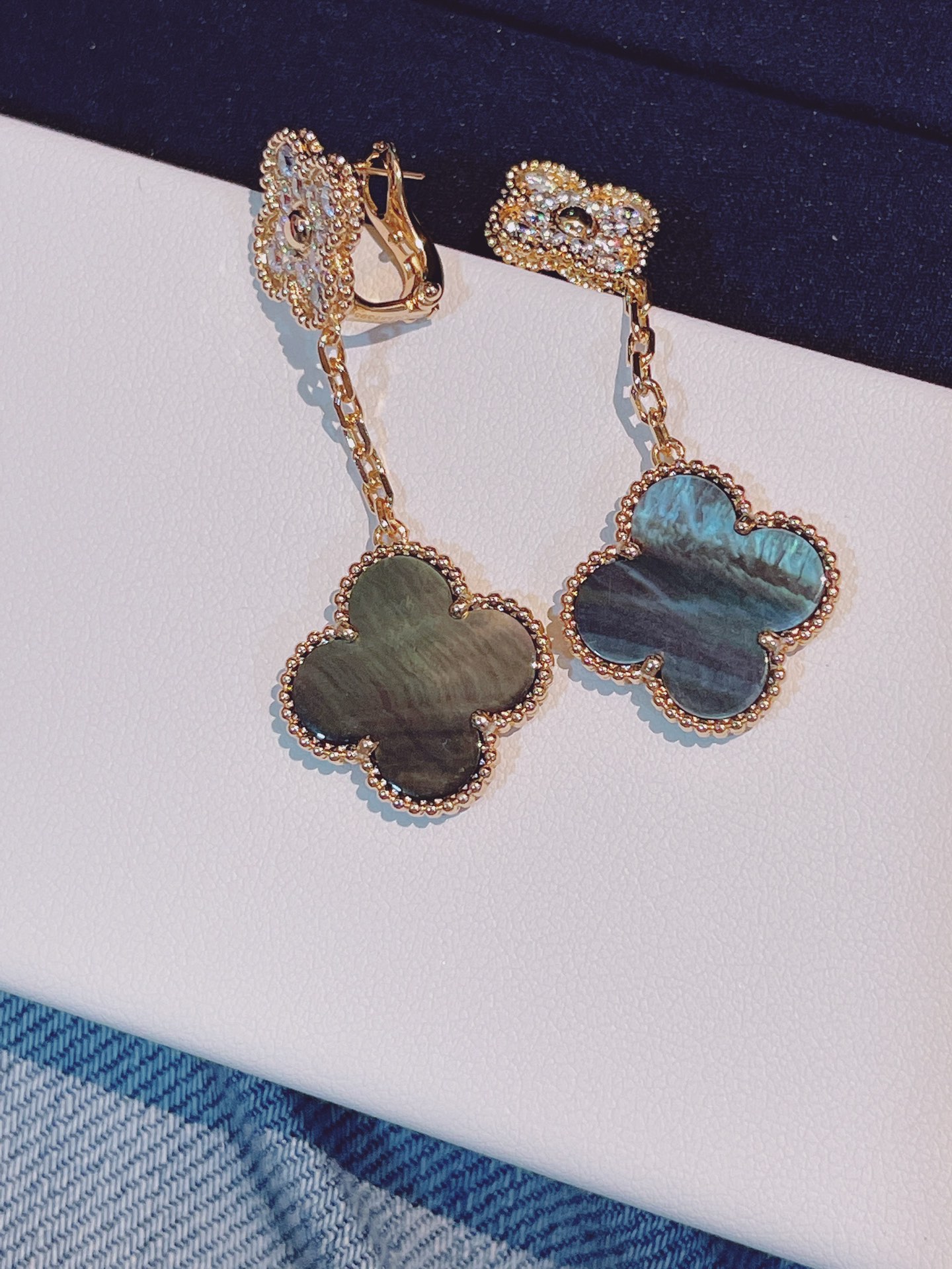 Alhambra 2 Motif Grey Mother-of-Pearl Earrings with Full Diamonds