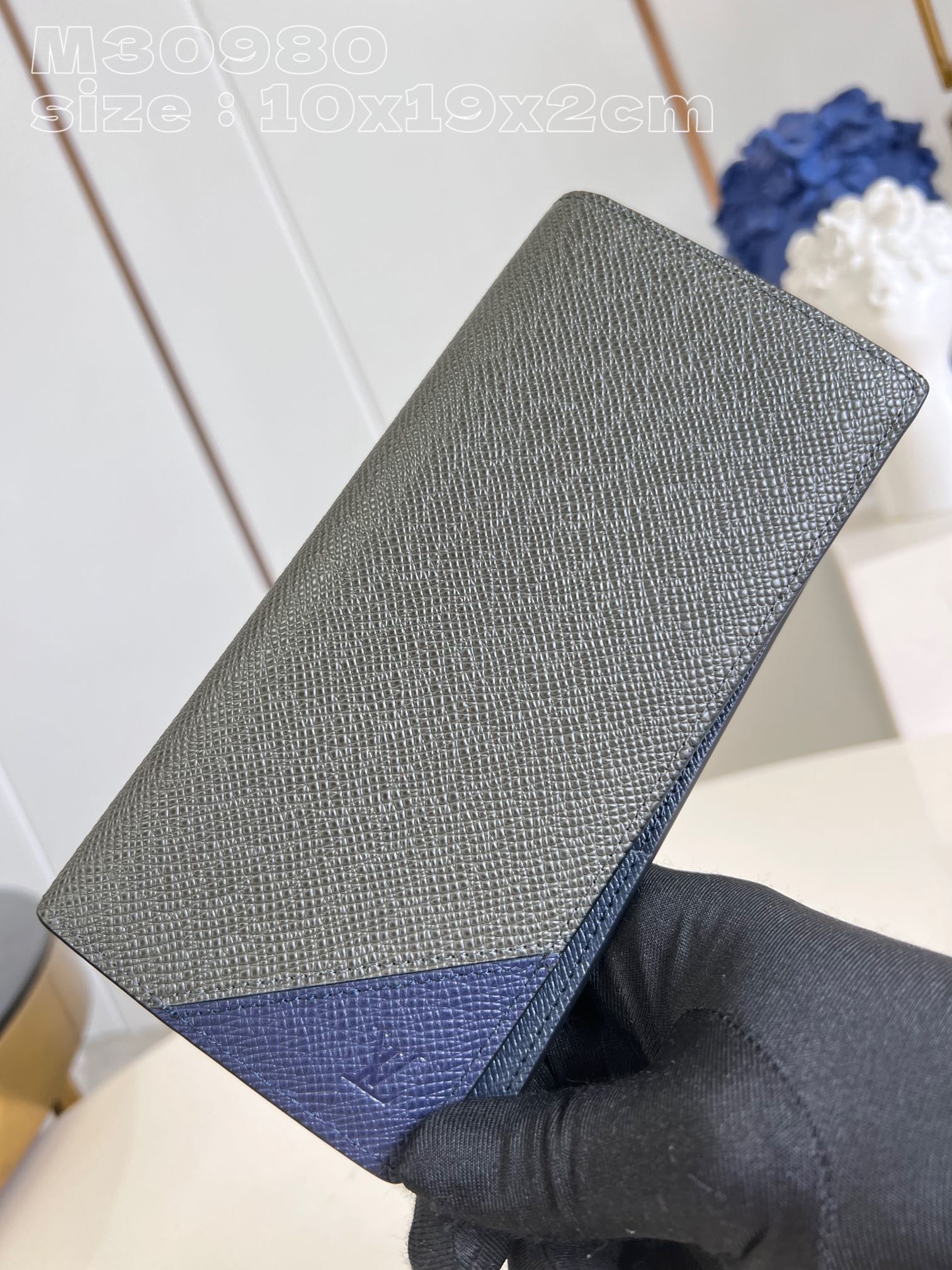 Louis Vuitton M30980 Dark blue Brazza wallet has the richness of Taga leather and the traditional