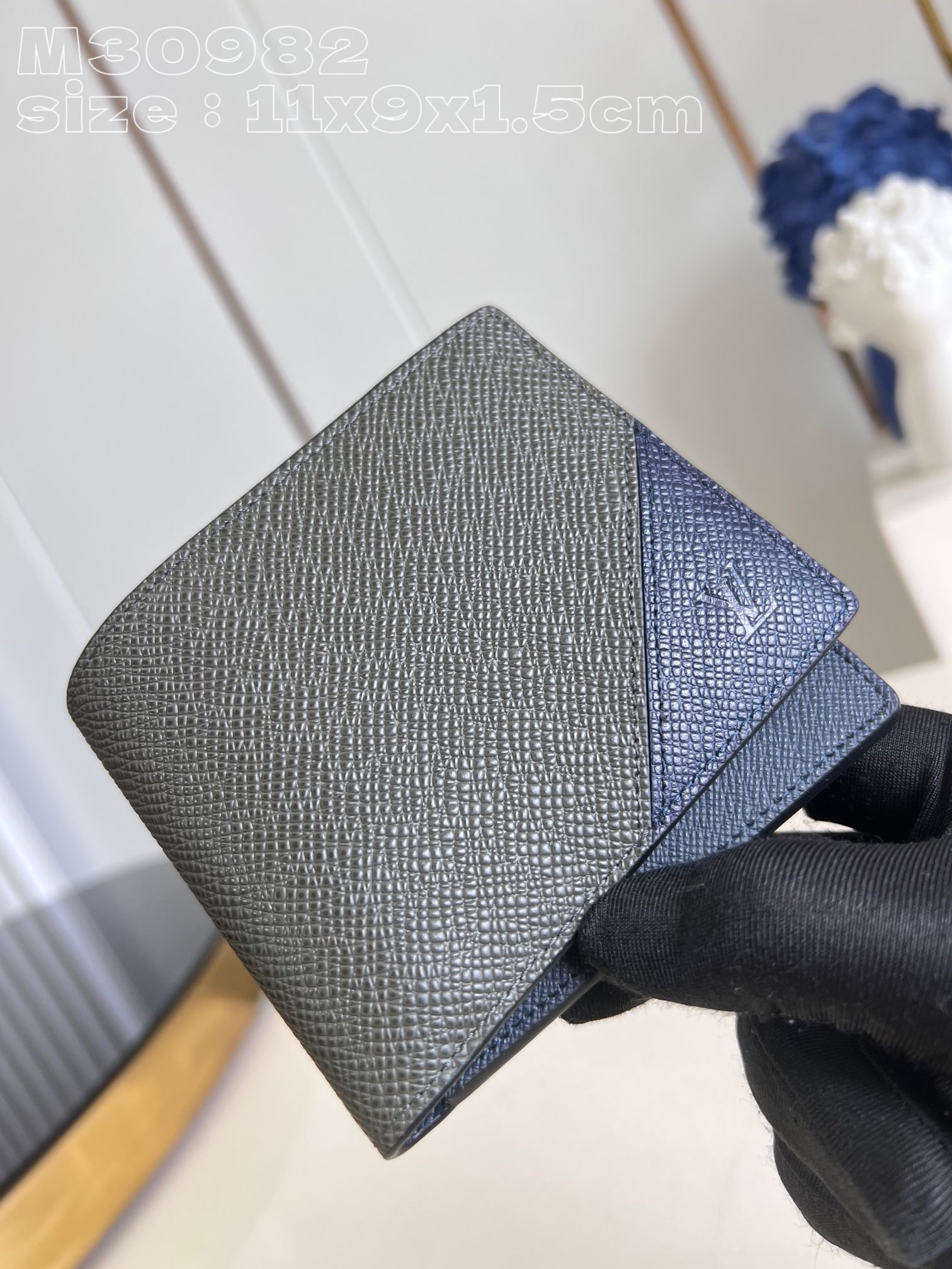 Louis Vuitton M30982 Dark blue Multiple wallet in Taga cowhide leather is a minimalist design with