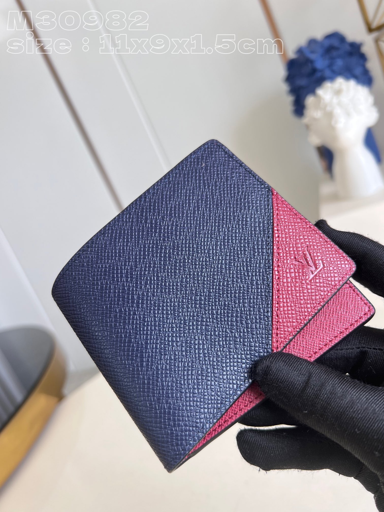 Louis Vuitton M30982 Date Multiple wallet in Taga cowhide leather is a minimalist design
