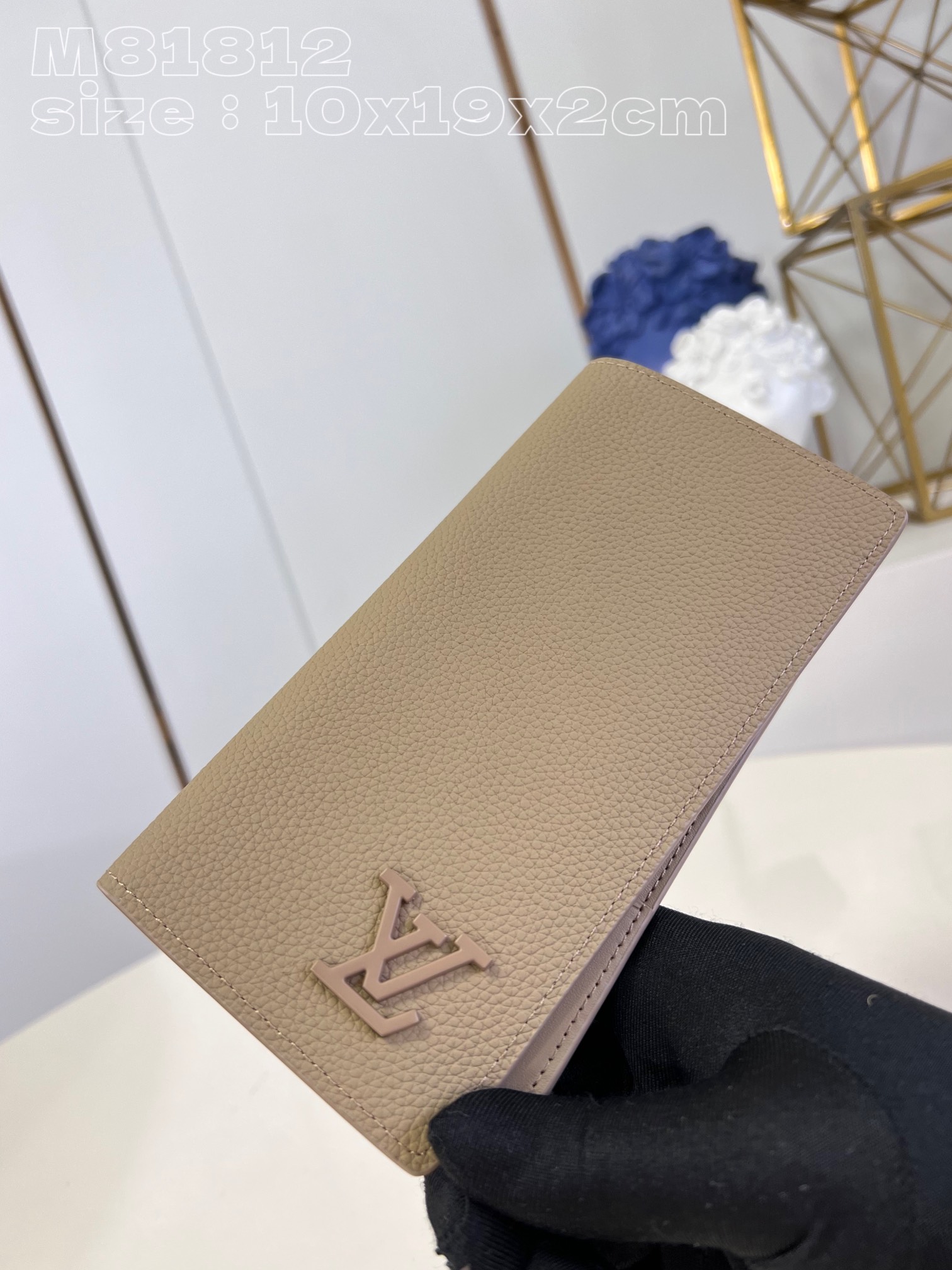 Louis Vuitton M81812 Apricot The new LV Aerogram Brazza wallet emphasizes the fine texture of