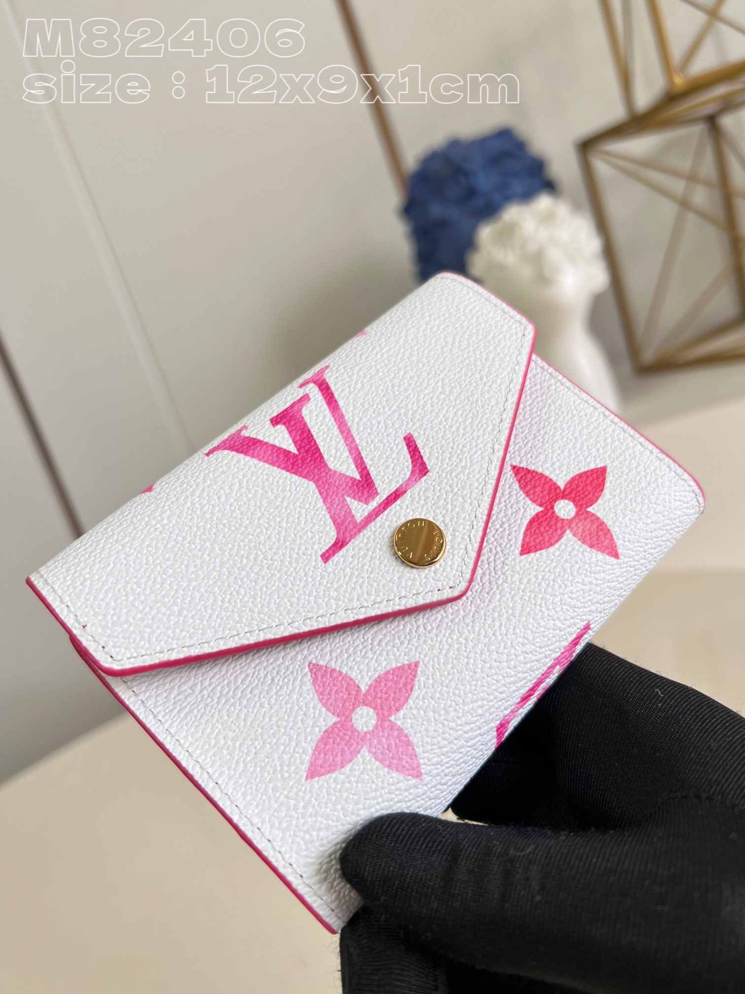 M82406 This season’s Victorine bag from the Resort collection is reinterpreted in canvas
