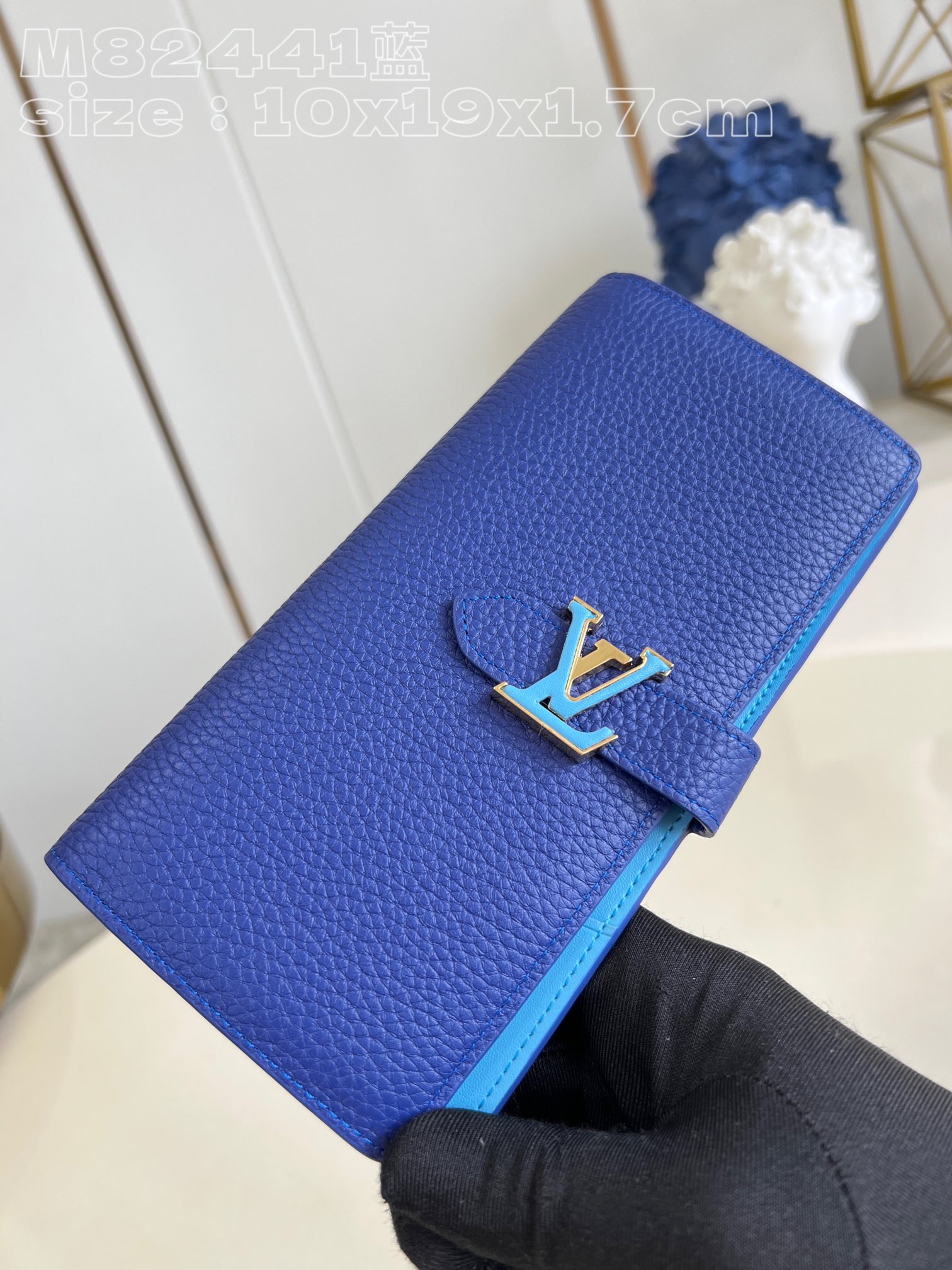 Louis Vuitton M82441 Blue LV Vertical wallet in supple grained Taurillon leather