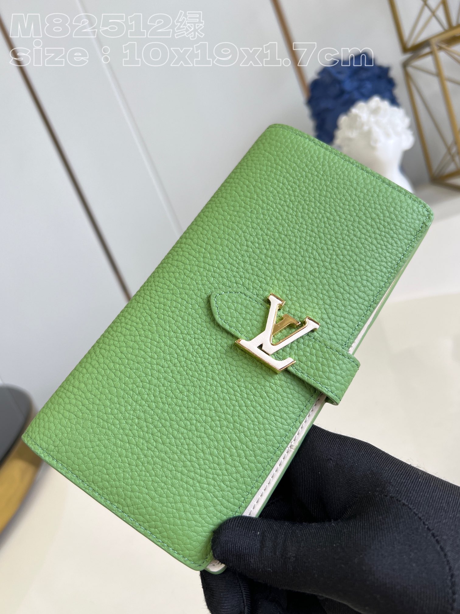 Louis Vuitton M82512 Green LV Vertical wallet in supple grained Taurillon leather