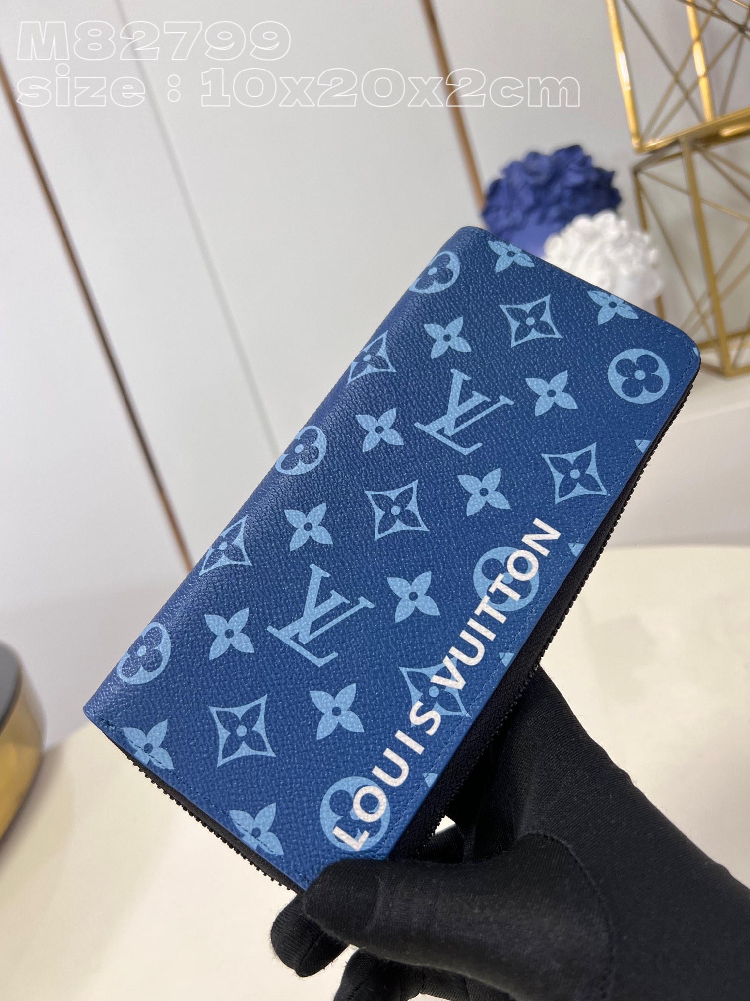 M82799 Blue ZIPPY bag in Monogram canvas with a contrasting color scheme and “Louis Vuitton” in
