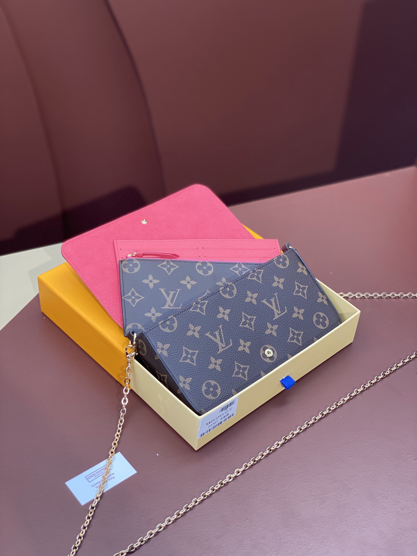 Louis Vuitton The M82627 three-piece Felicie bag is an elegant and luxurious bag with two removable