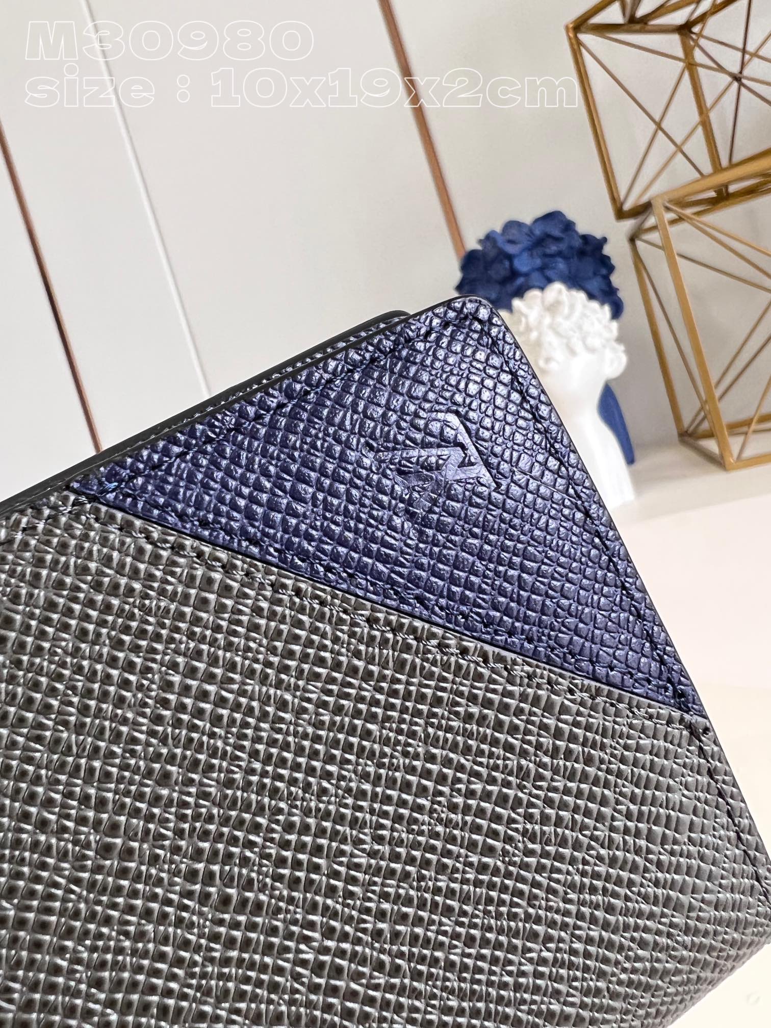 Louis Vuitton M30980 Dark blue Brazza wallet has the richness of Taga leather and the traditional