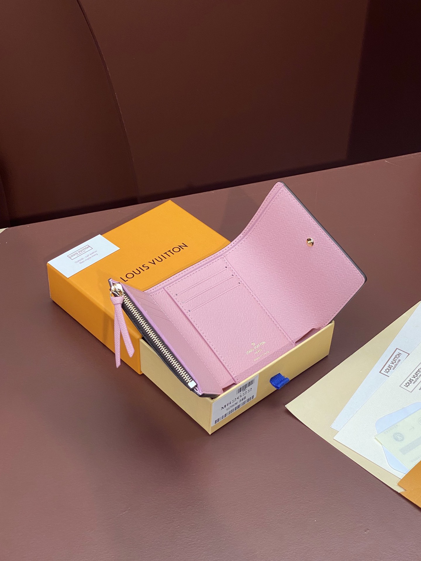 Louis Vuitton Christmas M82622 VICTORINE Wallet The Christmas-themed Victorine wallet is crafted