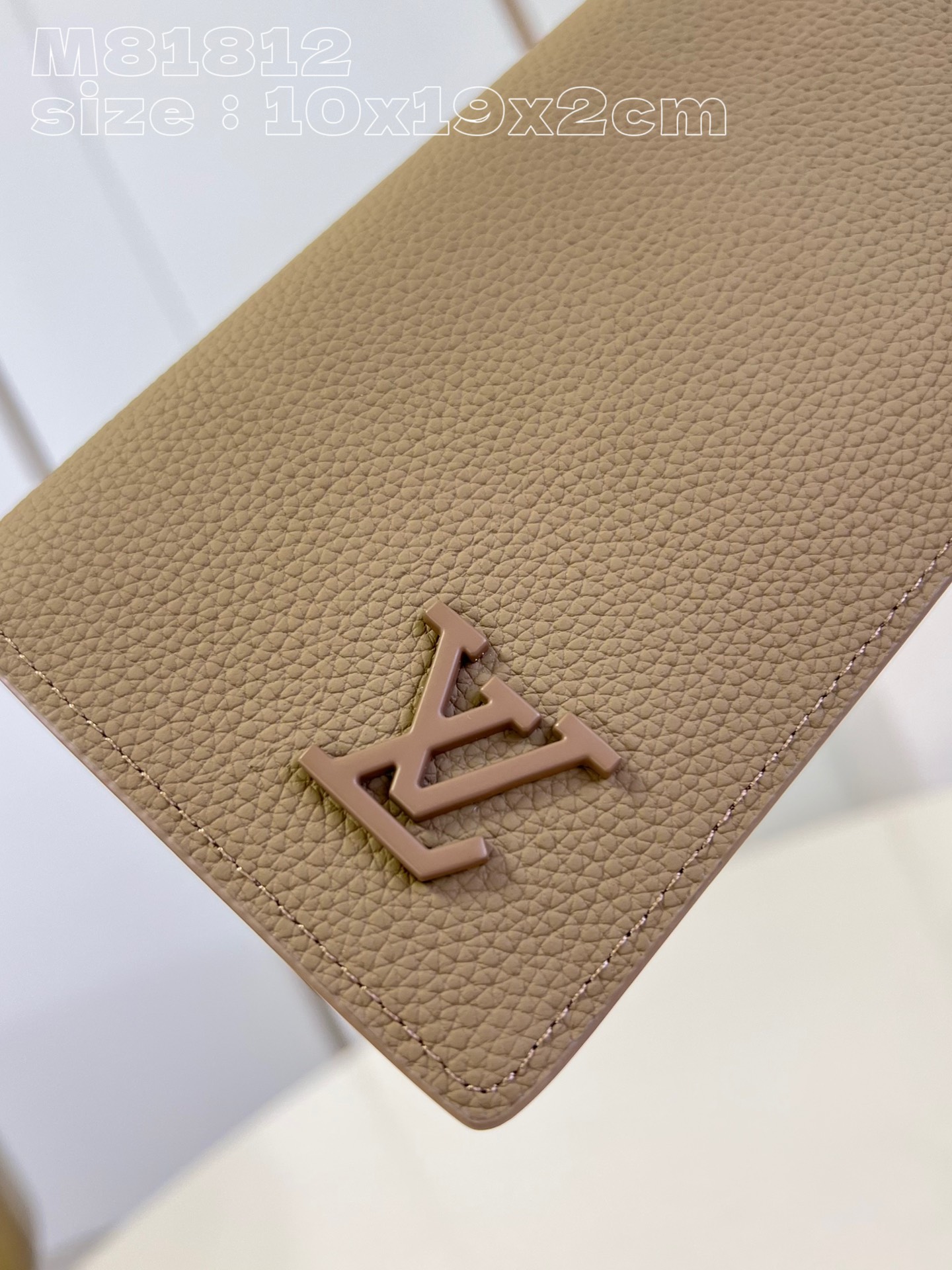 Louis Vuitton M81812 Apricot The new LV Aerogram Brazza wallet emphasizes the fine texture of