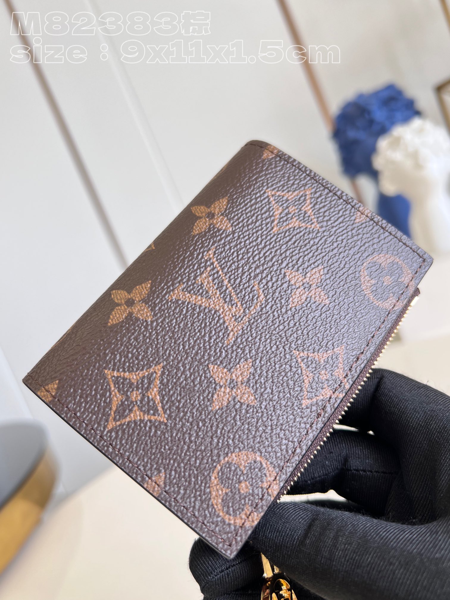 Louis Vuitton M82415 Brown Portefeuille Lisa is made of Monogram canvas and lined with colored