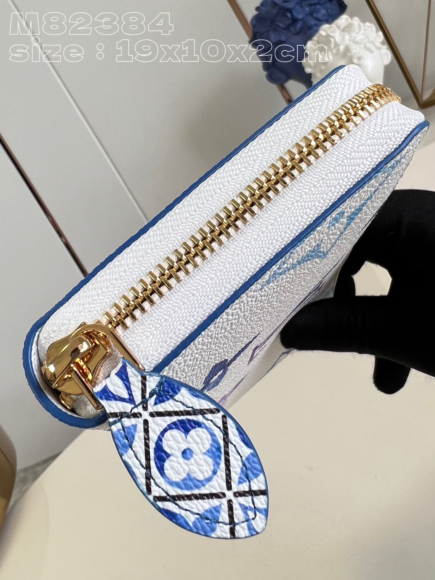 Louis Vuitton M82384 zippy wallet in blue is made of canvas with an oversized monogram pattern