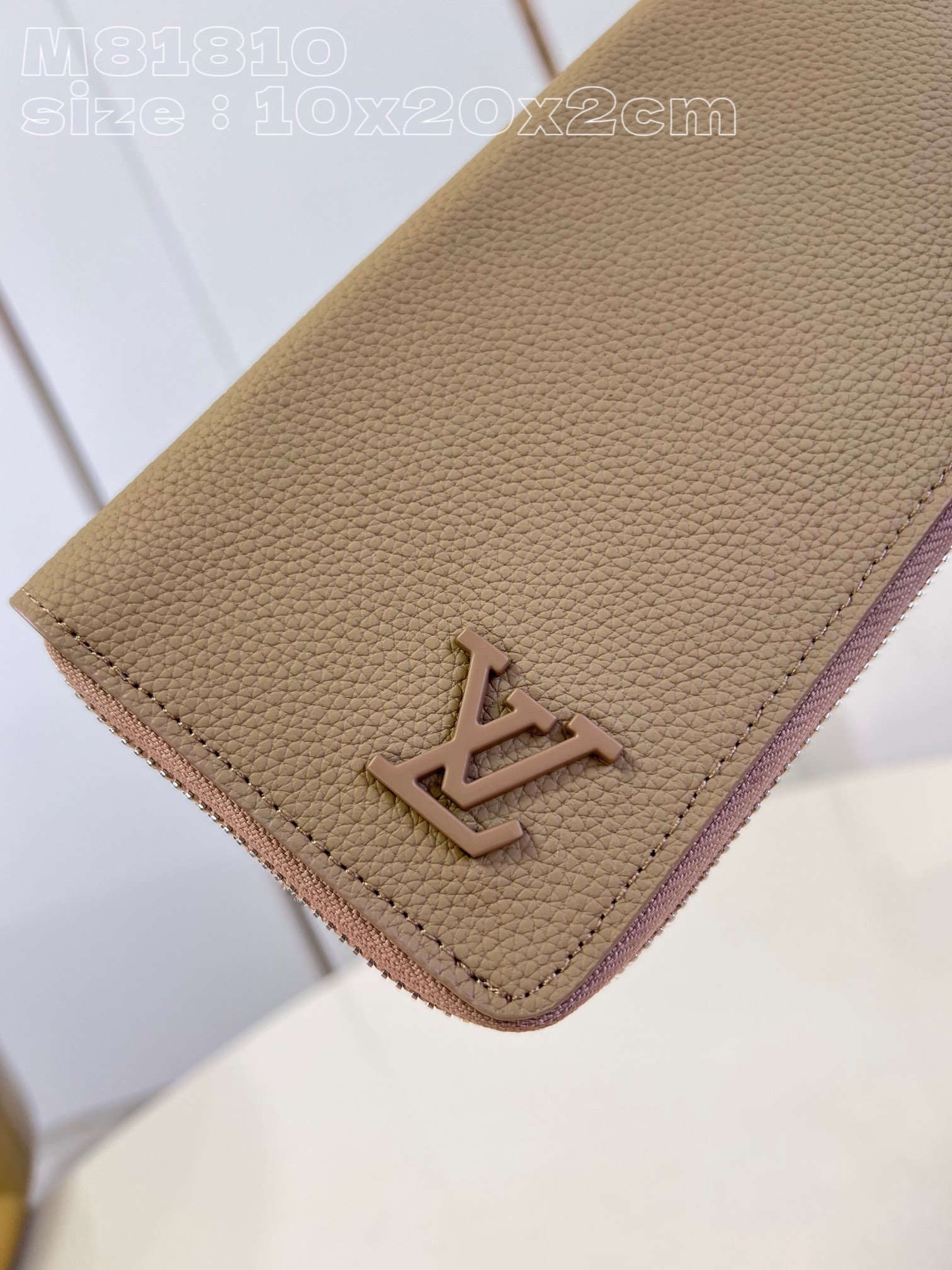 Louis Vuitton M81810 Apricot LV Aerogram leather gives the zippy bag an understated style and