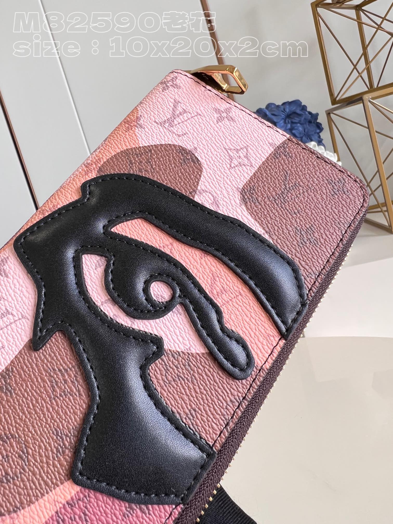 Louis Vuitton M82590 Zippy Vertical bag in Monogram canvas and cowhide leather