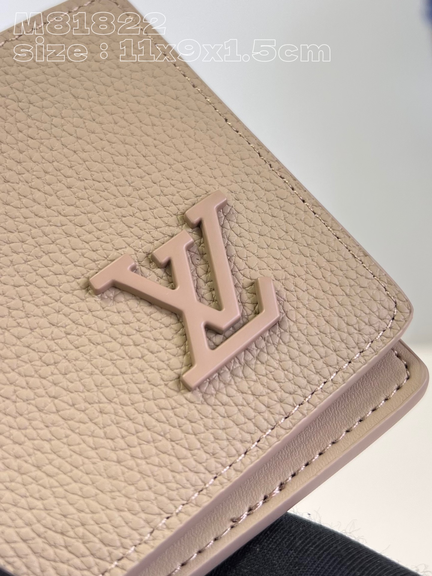 Louis Vuitton M81822 Apricot The new Multiple bag in LV Aerogram leather is the work of Louis
