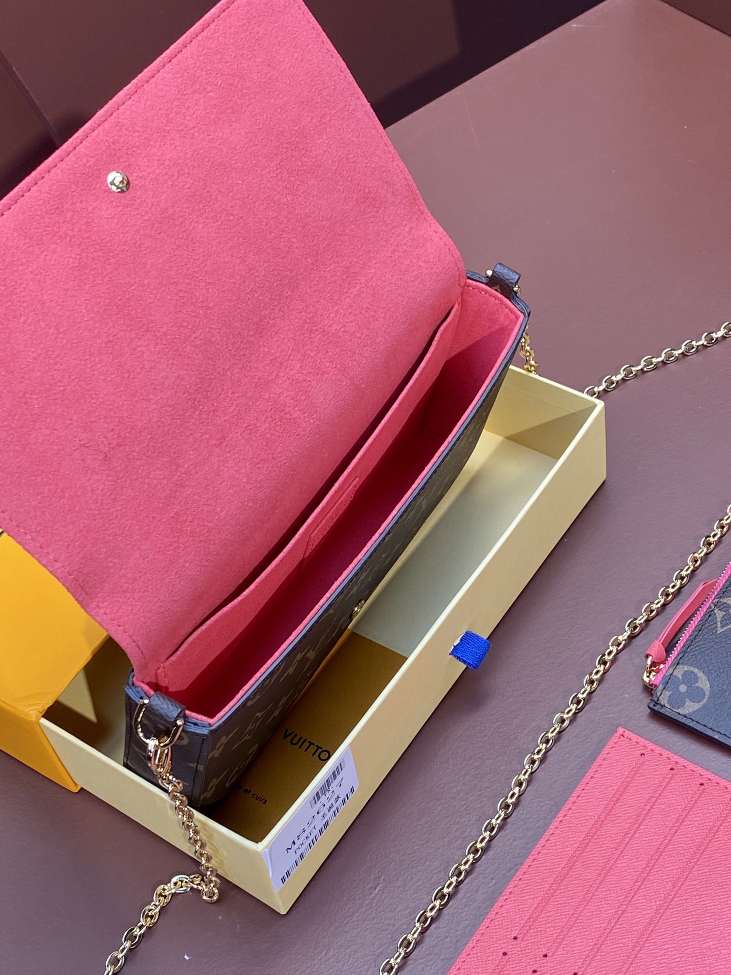 Louis Vuitton The M82627 three-piece Felicie bag is an elegant and luxurious bag with two removable